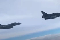 Hai máy bay chiến đấu của Pháp bị máy bay Nga áp sát trên bầu trời Hắc Hải hôm 8/12 (Ảnh: Đông Phương).