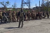 Lính Ukraine ra hàng giao nộp vũ khí (Ảnh: TASS)