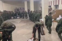 Ảnh do Hàn Quốc công bố được cho là binh sĩ Triều Tiên nhận quân trang của quân đội Nga (Ảnh: Dongfang).