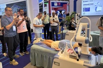 Khách quốc tế xếp hàng chờ trải nghiệm trên robot trị liệu. Ảnh: Nfnews.