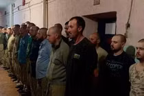 Hàng chục "lính đánh thuê nước ngoài" bị bắt tập thể ở Luhansk (Ảnh: QQ).