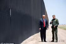 Ông Trump thị sát hàng rào biên giới Mỹ-Mexico được xây dựng nhằm ngăn người nhập cư vượt biên trái phép. Ảnh: Getty.