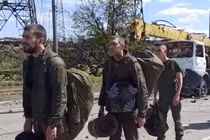 Những lính Ukraine cuối cùng cố thủ trong Nhà máy thép Azovstal ra đầu hàng quân đội Nga (Ảnh: Sohu).