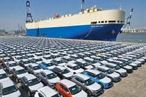 Bãi xe ô tô chờ lên tàu xuất khẩu. Ảnh: Chinadaily.