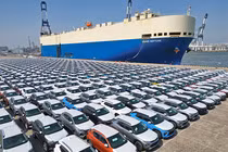 Bãi xe ô tô chờ lên tàu xuất khẩu. Ảnh: Chinadaily.