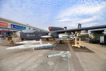 Máy bay không người lái Cửu Thiên và những vũ khí mang dưới cánh. Ảnh: Zhihu.