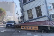 Nhà ở thành phố Hoa Liên bị nghiêng do động đất (Ảnh: DF)