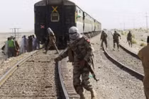 Các phần tử nhóm vũ trang PLA bắt cóc đoàn tàu chở khách. Ảnh: SingTao.