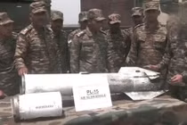 Binh sĩ Ấn Độ xem xét một số bộ phận còn khá nguyên vẹn của tên lửa PL-15E. Ảnh: NetEase.