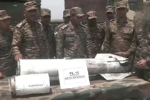 Binh sĩ Ấn Độ xem xét một số bộ phận còn khá nguyên vẹn của tên lửa PL-15E. Ảnh: NetEase.