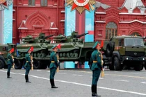 Đoàn xe chở Robot chiến đấu "Uranus-9" tham gia cuộc duyệt binh trên Quảng trường Đỏ (Ảnh: RIA).