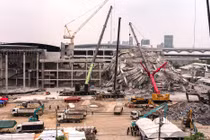 Công tác cứu hộ tòa nhà Văn phòng Kiểm toán bị sập đang rất khẩn trương. Ảnh: AFP.