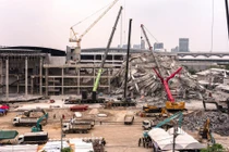 Công tác cứu hộ tòa nhà Văn phòng Kiểm toán bị sập đang rất khẩn trương. Ảnh: AFP.