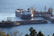 Né tránh thành công lệnh trừng phạt của phương Tây, hầu hết sản phẩm dầu mỏ xuất khẩu của Nga được chuyển sang Trung Quốc và Ấn Độ (Ảnh: Deutsche Welle).