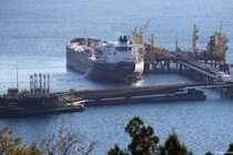 Né tránh thành công lệnh trừng phạt của phương Tây, hầu hết sản phẩm dầu mỏ xuất khẩu của Nga được chuyển sang Trung Quốc và Ấn Độ (Ảnh: Deutsche Welle).