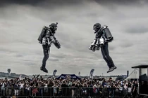 Bay biểu diễn với Jetpack của Công ty Gravity Industries tại Hội chợ triển lãm (Ảnh: Thepaper).