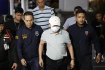 Tổng giám đốc Tổng Công ty Đường sắt số 10 Trung Quốc (chi nhánh Thái Lan) bị các nhân viên DSI bắt hôm 19/4. Ảnh: EPA.