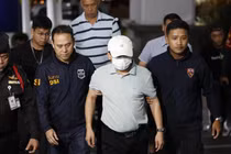 Tổng giám đốc Tổng Công ty Đường sắt số 10 Trung Quốc (chi nhánh Thái Lan) bị các nhân viên DSI bắt hôm 19/4. Ảnh: EPA.