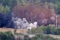 Ảnh chụp hiện trường Triều Tiên nổ mìn phá tuyến đường bộ kết nối hai miền (Ảnh: Chosun)