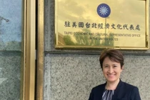  Bà Tiêu Mỹ Cầm, Trưởng Đại diện Văn phòng Kinh tế và văn hóa Đài Bắc tại Mỹ trước tấm biển tại trụ sở (Ảnh: CNA).