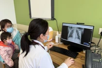 Trẻ em nhiễm virus được phụ huynh đưa đến khám. Ảnh: Guancha.