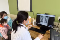 Trẻ em nhiễm virus được phụ huynh đưa đến khám. Ảnh: Guancha.