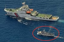 Tảu Hải cảnh Trung Quốc ngăn cản không cho tàu Philippines đến gần bãi Vũng Mây (Ảnh: Sunnews).