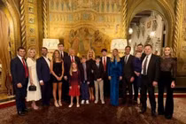 Bức ảnh toàn gia đình nhà ông Trump vắng mặt bà Melania nhưng có mặt cha con Elon Musk (Ảnh: Sohu)