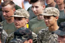 Ukraine hứa hẹn mức tiền thưởng và lương cao và các ưu đãi để tuyển mộ các thanh niên trẻ ra tiền tuyến chiến đấu. Ảnh: Guancha.