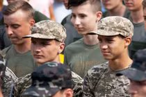 Ukraine hứa hẹn mức tiền thưởng và lương cao và các ưu đãi để tuyển mộ các thanh niên trẻ ra tiền tuyến chiến đấu. Ảnh: Guancha.