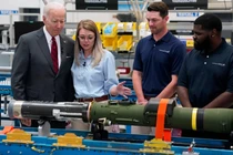 Tổng thống Mỹ Joe Biden thị sát Nhà máy sản xuất tên lửa Javelin (Ảnh: AP).