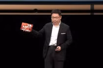 Ông Dư Thừa Đông giới thiệu chiếc điện thoại HUAWEI Mate XT Ultimate Design (Ảnh: 6park).