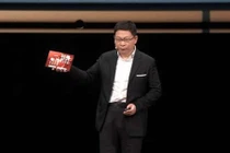 Ông Dư Thừa Đông giới thiệu chiếc điện thoại HUAWEI Mate XT Ultimate Design (Ảnh: 6park).