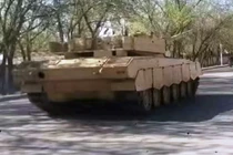 Hình ảnh xe tăng hybrid đang được thử nghiệm thực địa. Ảnh: MW.