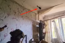 Binh sĩ Ukraine sử dụng UAV siêu nhỏ "Black Hornet" để trinh sát ở Kursk (Ảnh: LTN).