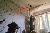 Binh sĩ Ukraine sử dụng UAV siêu nhỏ "Black Hornet" để trinh sát ở Kursk (Ảnh: LTN).