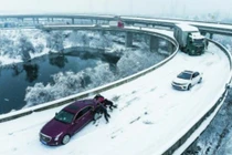 Xe điện không thể chạy trong thời tiết giá lạnh, hành khách phải xuống đẩy đến trạm sạc (Ảnh: Creaders).