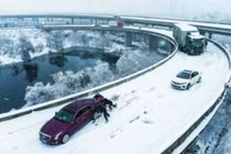 Xe điện không thể chạy trong thời tiết giá lạnh, hành khách phải xuống đẩy đến trạm sạc (Ảnh: Creaders).