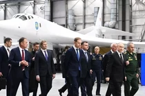 Tổng thống Nga Putin và Bộ trưởng Quốc phòng Shoigu thị sát Nhà máy Kazan và bay thử nghiệm máy bay ném bom chiến lược Tu-160M loại mới (Ảnh: Sputnik)