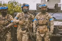 Các lính đánh thuê Mỹ chụp ảnh ở Kursk khoe lên mạng (Ảnh: QQnews).