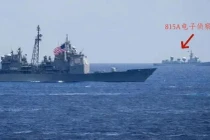 Hình ảnh tàu trinh sát Type 815A của Trung Quốc tiếp cận nghe lén điện từ tàu Mỹ. Ảnh: NetEase,