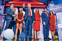 Hai ông Donald Trump và J.D. Vance cùng gia đình chấp nhận làm ứng cử viên Tổng thống và Phó Tổng thống tại Đại hội đảng Cộng hòa tối 18/7 (Ảnh: Singtao)