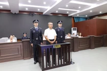 Lý Kiến Bình nghe tuyên án tại phiên tòa phúc thẩm (Ảnh: Thecover).