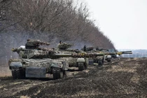 Xe tăng của quân đội Ukraine bố trí ở gần biên giới với Nga (Ảnh: Reuters).