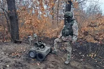 Robot mang loa tuyên truyền của Nga và binh sĩ điều khiển. Ảnh: QQnews.