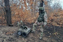 Robot mang loa tuyên truyền của Nga và binh sĩ điều khiển. Ảnh: QQnews.