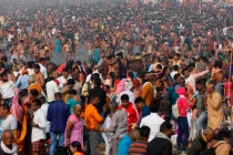 Tụ tập đông người, không mang khẩu trang, không giữ khoảng cách...là một trong những nguyên nhân khiến dịch lan nhanh (Ảnh: AP).