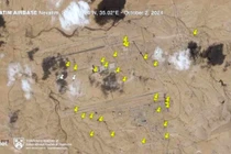 Ảnh vệ tinh Mỹ cho thấy sân bay Nevatim trúng ít nhất 33 quả tên lửa của Iran trong vụ tấn công hôm 1/10 (Ảnh: NetEasy).