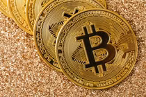 Vàng miếng SJC đồng loạt tăng mức niêm yết 200.000 đồng/lượng trong phiên sáng 10/7. Ảnh minh hoạ.