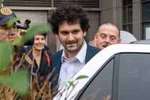 Sam Bankman-Fried cùng bố mẹ rời khỏi tòa án liên bang ở New York (Ảnh: Getty)